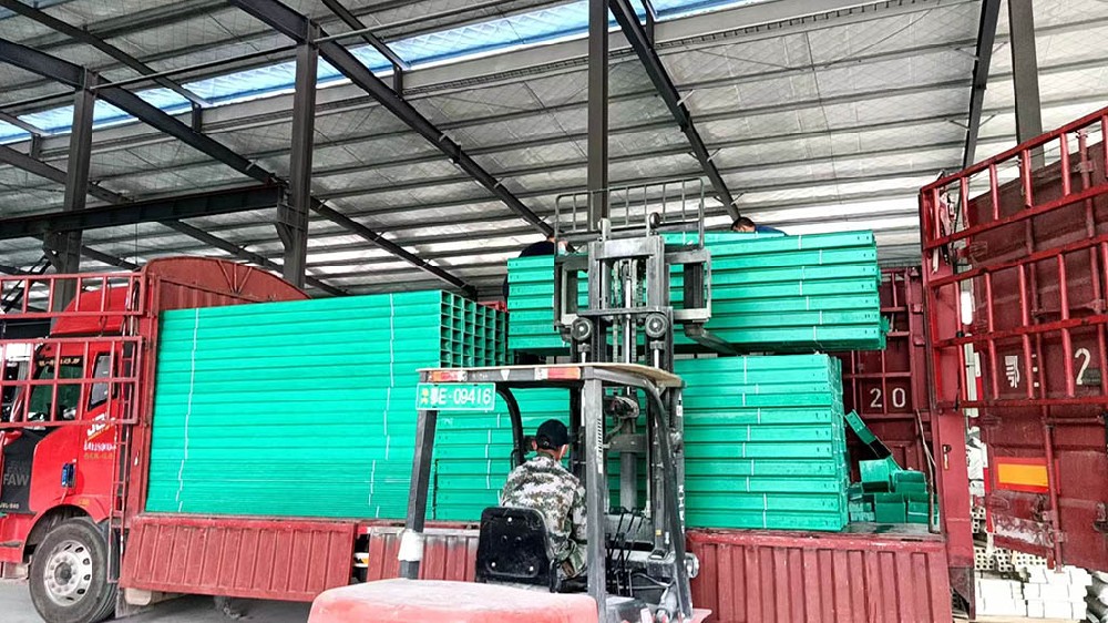 玻璃鋼橋架比熱鍍鋅橋架哪個好？